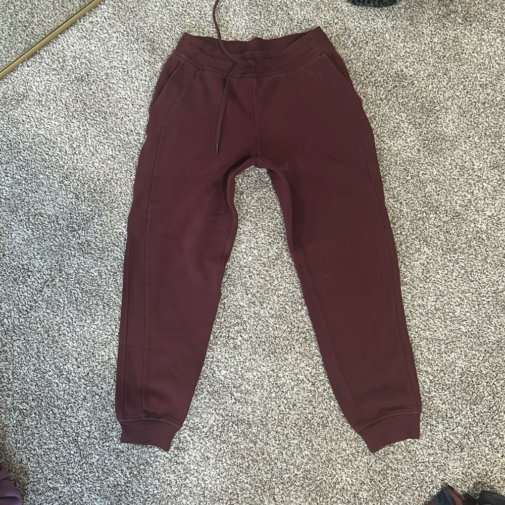 LULULEMON SIZE 8 SCUBA JOGGER, MAROON